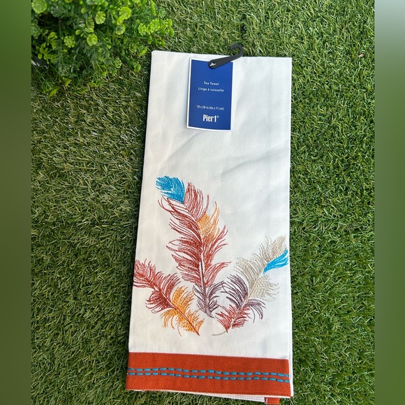 Pier 1 imports Tea Towel
18 x 28 in (46 x 71 cm) 100 cotton new
MADE IN INDIA - Picture 6 of 11